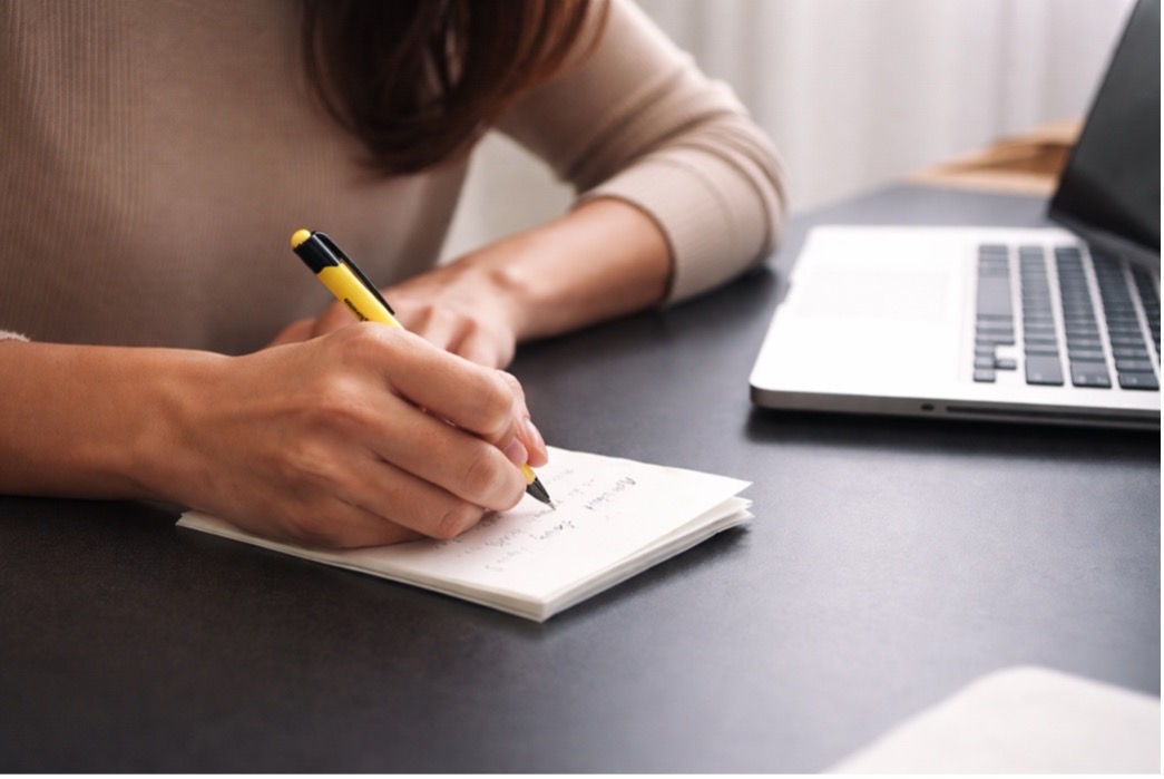 Photo de expertise neuropsychologique indépendant.  photo d'une femme entrain d'écrire sur un document