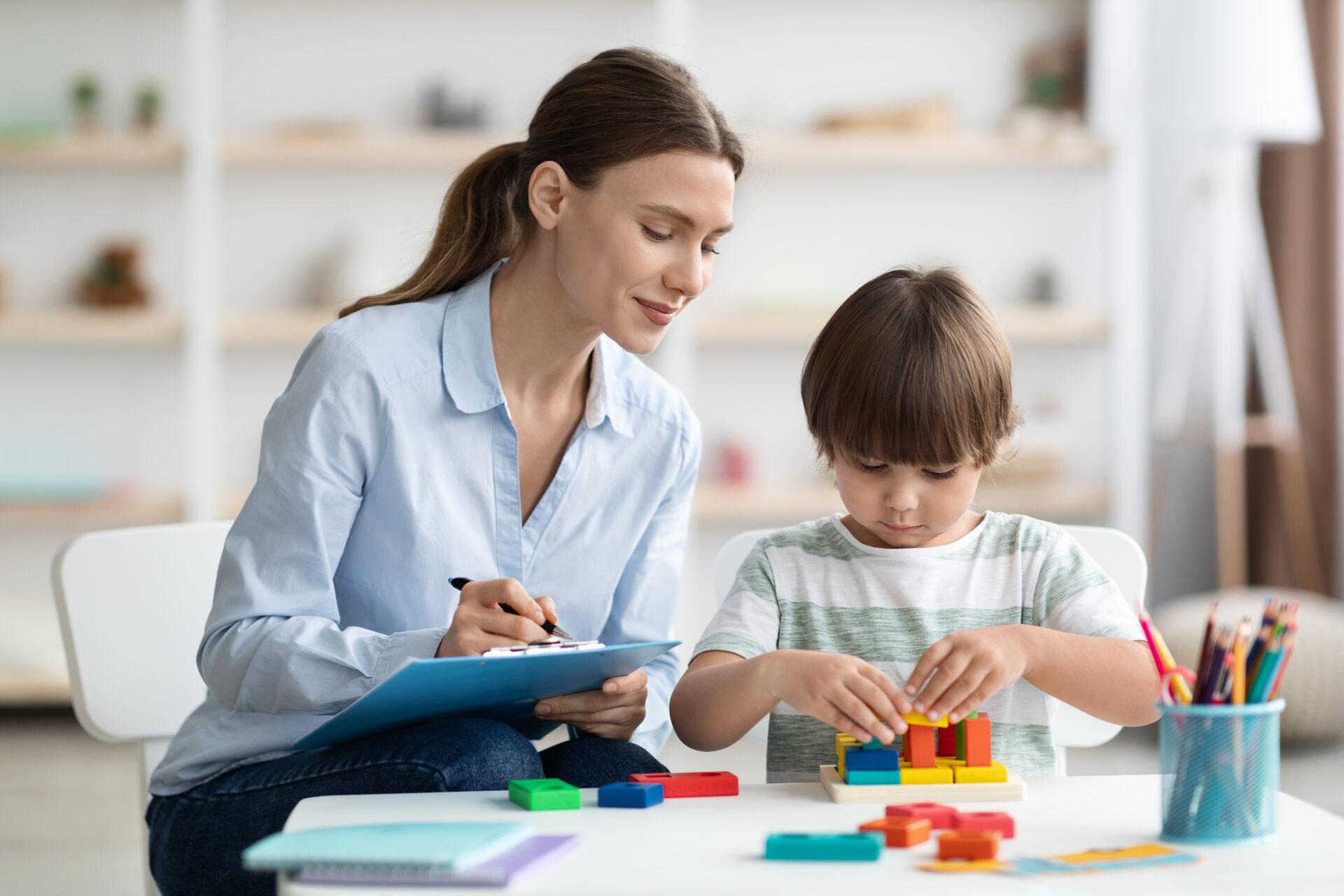 Évaluation neuropsychologique d’un enfant en clinique par une professionnelle spécialisée